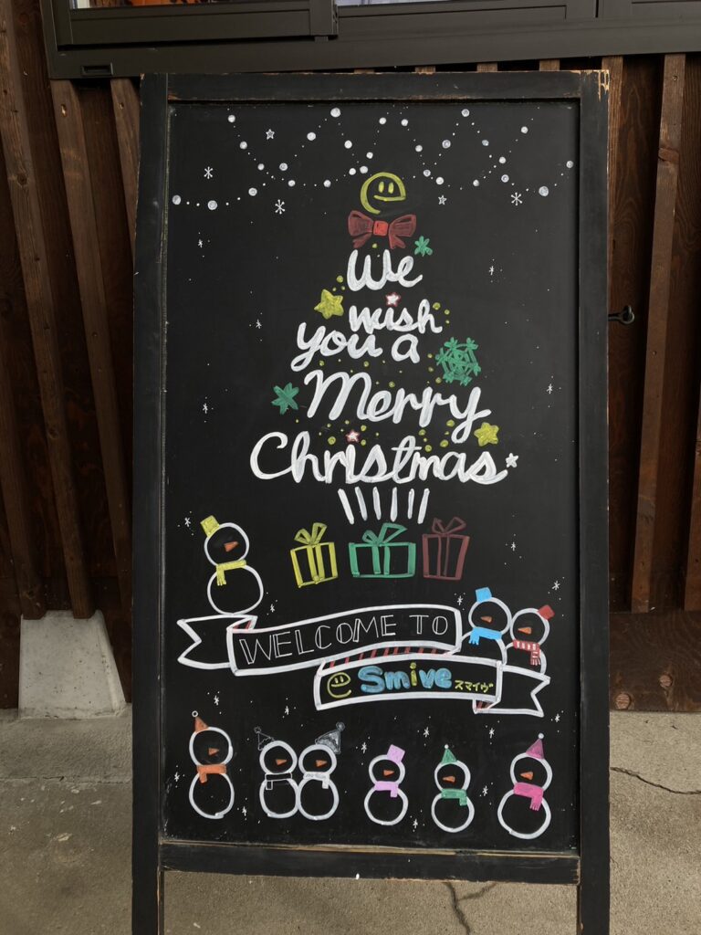 ネットリンクス株式会社 -12月のウェルカムボード早いもので、今年も師走となりました。 街ではクリスマスのイルミネーションが美しく輝いていますね。弊社のウェルカムボードもクリスマスバージョンにしてみました！ それでは、本日も皆さまどうぞよろしくお願い