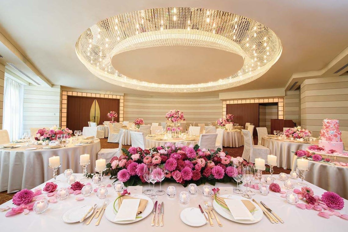 ブルー系メインテーブル装花10選！青が好きな方必見♡ 今週のスタスナ omotte magazine fromANNIVERSAIRE記念日にまつわるマガジン