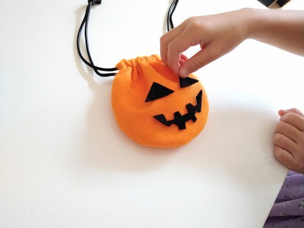 ハロウィンのラッピングアイディア満載！お菓子バッグやキャンディレイの作り方 杉浦さやか「おやこ プチプラごっこ＋ plus」kodomoe コドモエ —「親子時間」を楽しむ子育て情報が満載