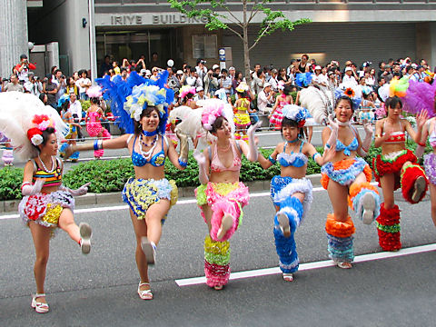 少し時間が経ちましたが😌🩵🩷 今年の 神戸まつり神戸まつり2024サンバ 10年振りの雨となりましたが雨にも負けず😆💪🏽✨ 羽根は雨に負けつつwwTucanoちゃんたちは最後まで全力笑顔！全力Samba！で 頑張りました🫶🏾💖私にとっては神戸まつりは始球式みたいなも