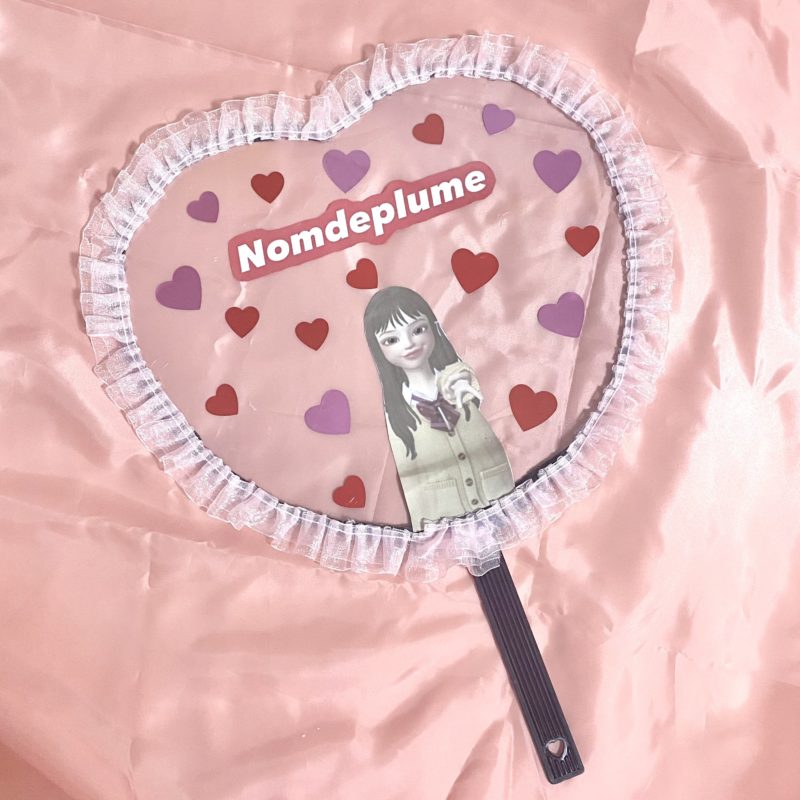 体育祭や推し方に🤍デコうちわ@shine_kankoku 様の投稿です💕 これから体育祭や文化祭 また、推しのライブで活躍する デコうちわの作り方の紹介です！100均でも揃えることもできます✨ オリジナルのうちわ作って 楽しんじゃおう👍 すぐ見返せるように、 保存して