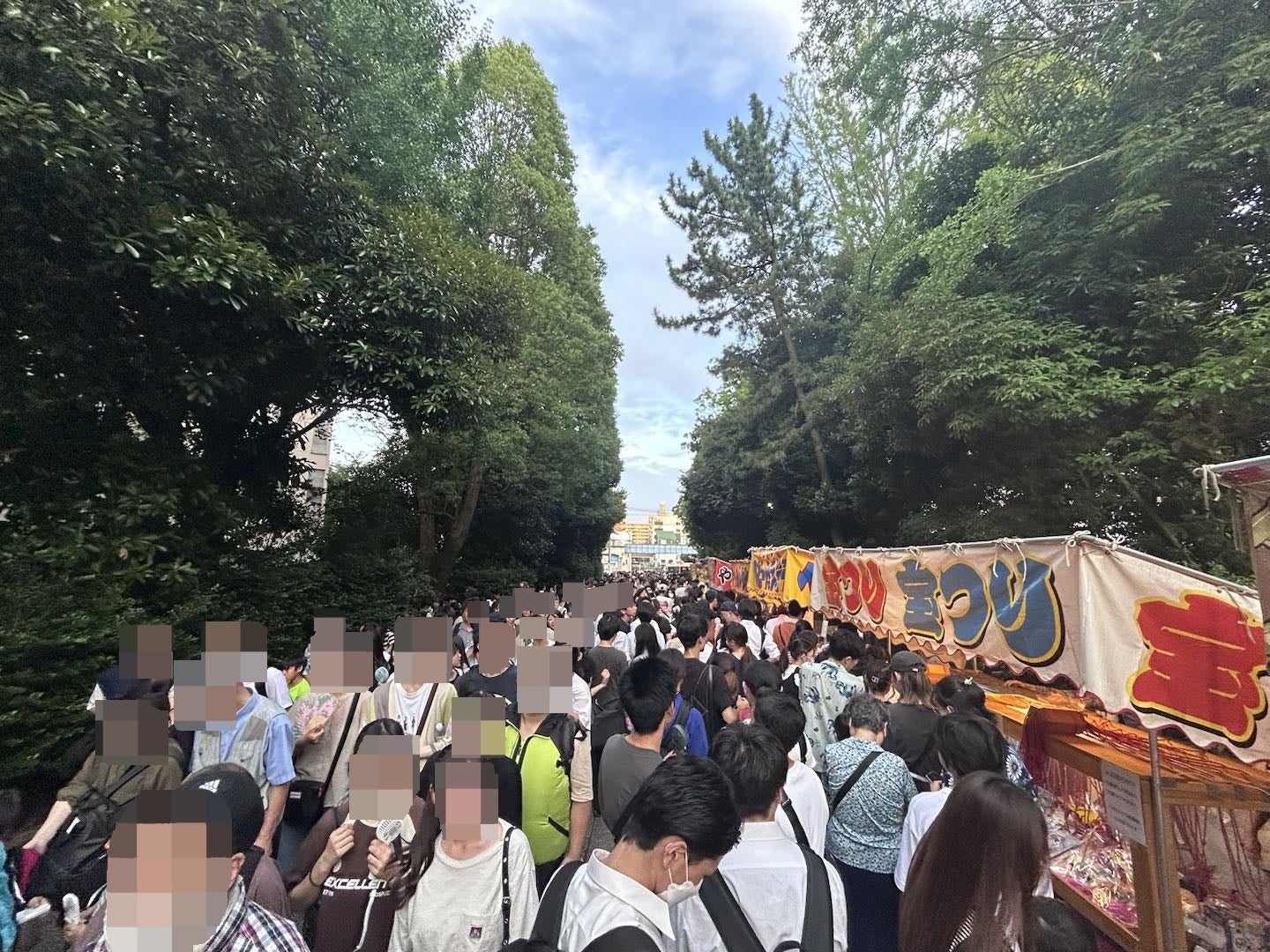 曹洞宗 大本山 總持寺「みたま祭り納涼盆踊り大会」 7月18日～20日 の初日に行ってきました。 写真は、みほとけちゃんとお坊さまと。盆踊りは、お坊さんが弾けててとっても楽しかったです😊盆踊り総持寺總持寺田中ひろみみほとけ曹洞宗赤い人鶴見