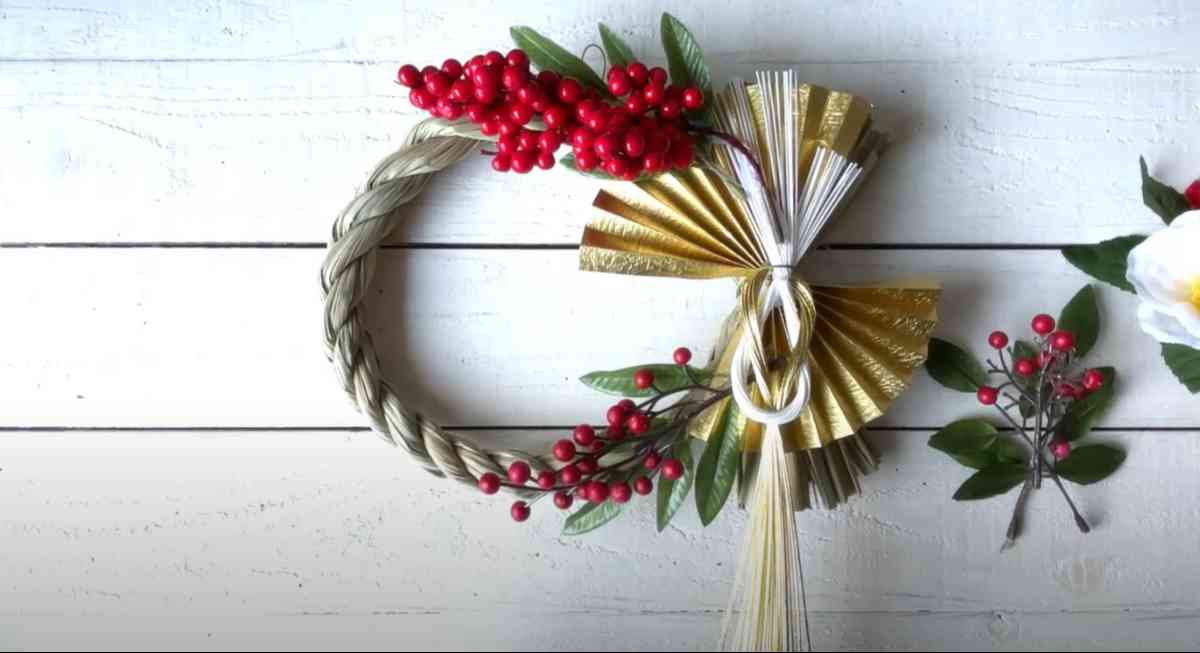 ＼100均だけで！おしゃれなしめ縄リース🎍💐 , 今回使ったのは、, ・セリアしめ縄 土台 , ・セリア キャンドゥ造花, ・セリア 飾り ゴールドのもの , ・セリアリボン ベージュ , ・ダイソーラッカースプレー, ・ダイソードライフラワー ピンクの花、緑の葉 , ・セリア ドライフラワー 白いふわふわのもの , 今回は淡色系でまとめたかったので、しめ縄自体も白に変えてみました🎨,