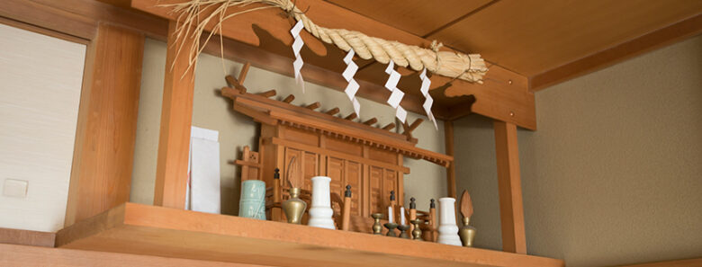 神棚にしめ縄は必要？取り付け方・向きを分かりやすく解説