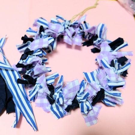 ふわふわもこもこ１００均アイテムでできる、オリジナルクリスマスリースの作り方 – GLUGLU グルグルby grape