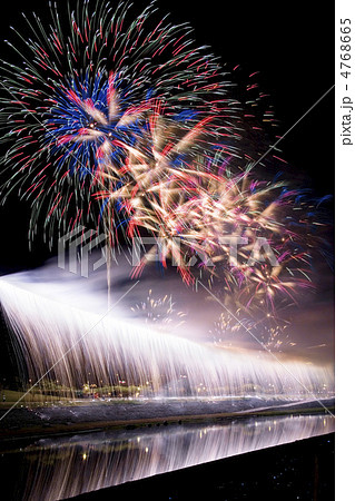 遠賀川に沿って夜空や川面を照らす仕掛け花火「ナイアガラ」＝昨年7月 -九州の花火大会特集2024 夏の大輪、光の万華鏡 -写真・画像 3 4西日本新聞me