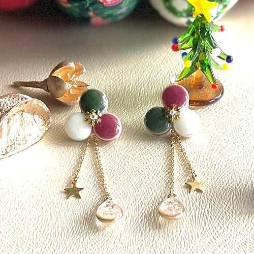 クリスマスレッドクリスタル フラワー イヤリング 赤とレッドクラシック - ショップ woodwaterhouse ピアス・イヤリング - Pinkoi