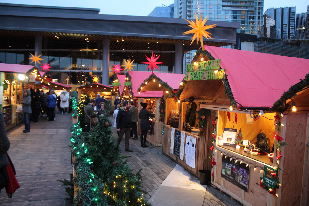 クリスマスマーケットはカップルだらけ。一人で近づくなと心に刻んだ。かがみよかがみ