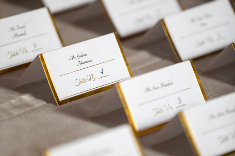 エスコートカードのオシャレなデザインアイデア集♪ 海外の結婚式みたいにゲストを席までご案内マイナビウエディング プレミアムヴェニュ