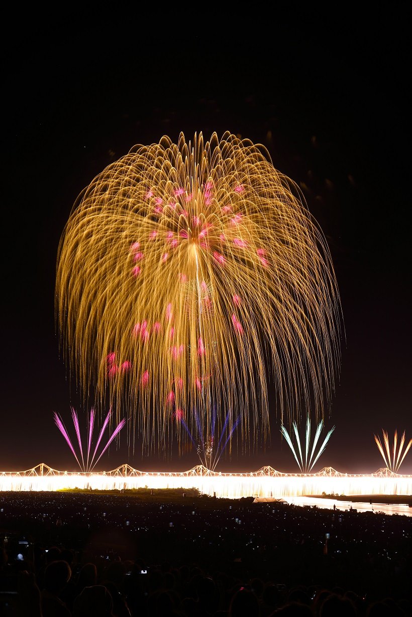 日本三大花火競技大会「第71回伊勢神宮奉納全国花火大会」日本屈指の花火師が約9,000発を打ち上げ - ファッションプレス