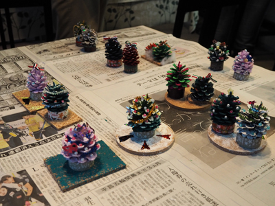 100均材料で「松ぼっくりツリー」を作りました！ クリスマスのハンドメイド・作り方紹介！LEE