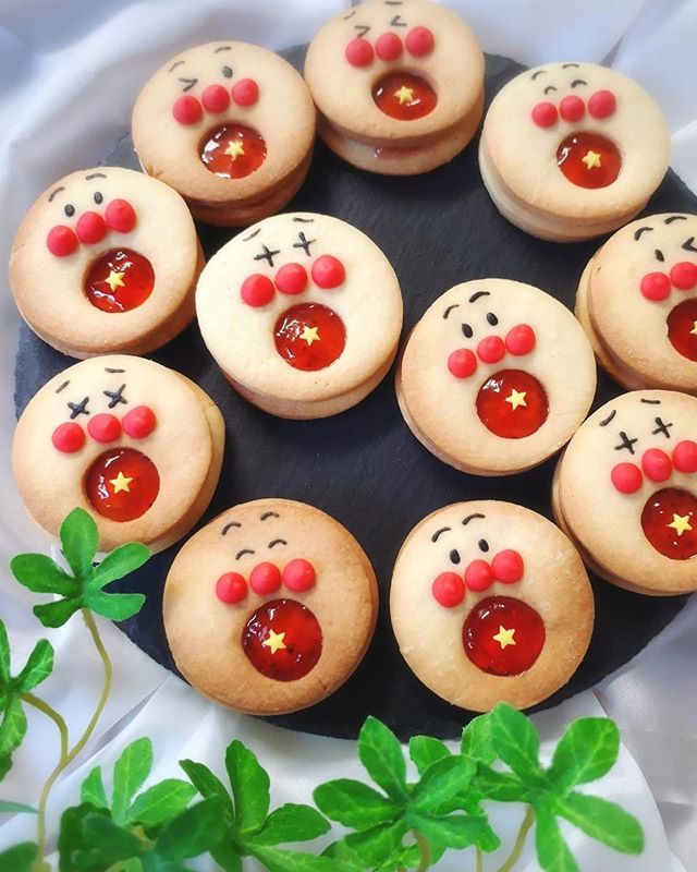 ハートのココアクッキーの作り方🤍 バレンタインにピッタリなハートクッキー🫶 チョコを付けてトッピングすると可愛さ倍増❤️ ・ とにかくクッキーがサクホロで最高に美味しいから是非作ってみてほしい！♡生地が少しまとまりにくく、ポロポロ崩れちゃうかもしれない