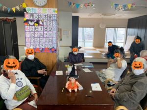 毛糸でかんたん！ 「コットンボールでハロウィン飾り」OTのつくってみよう！ 第19回レクリエーション・工作