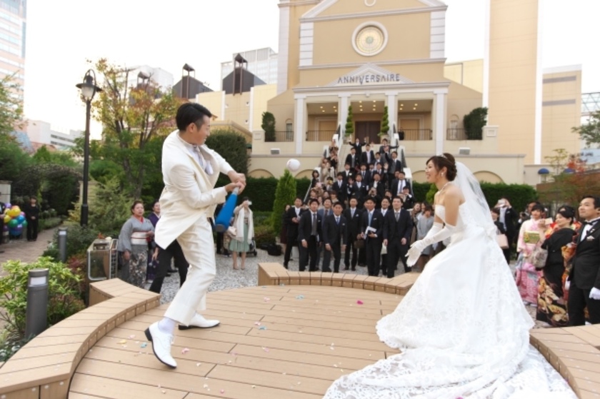 ブーケトスは花だけじゃない!?最近流行りの○○トス