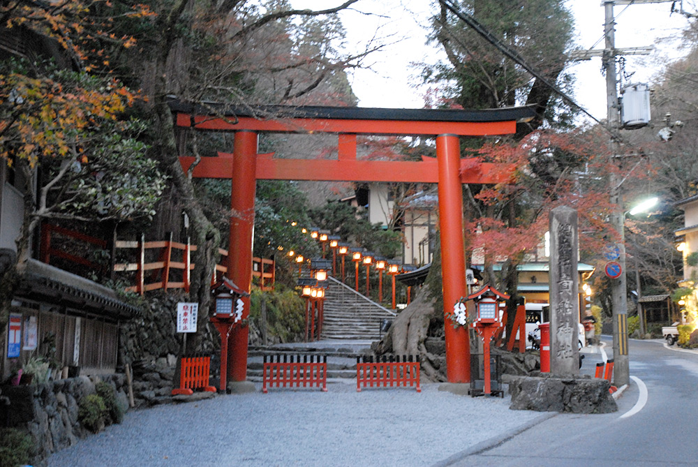 陰陽師に憧れて京都旅 その１ ドタキャンされて怒りのままに「丑の刻参り」の聖地へさかもん ミートテック常備