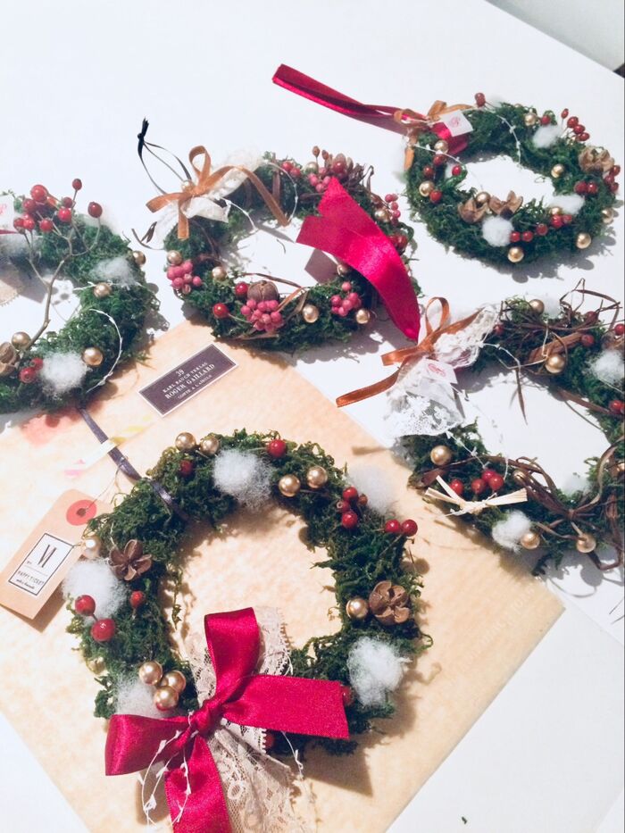 真似したくなる！手作りクリスマスリースのデザイン例43選 100均アイテムのみで作れる作例もRoomClip mag暮らしとインテリアのwebマガジン