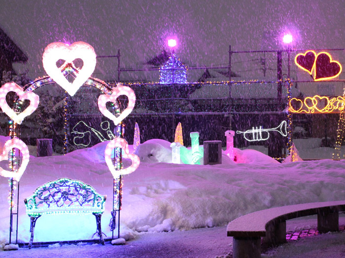 イルミネーションが輝く雪降るクリスマスツリーの街並みのイラスト素材109139339- PIXTA