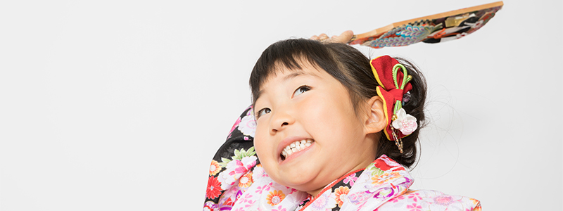 暦と旅と食で開運 こよみすとともえ・ ・ 浅草寺の 羽子板市の季節です。 ㅤ ㅤ お正月の羽根つきは、 江戸の昔から続く、女の子の遊びです。 ㅤㅤ 羽子板には、 女の赤ちゃんの、 無病息災のお守りの意味もあります。 ㅤ ㅤ 羽を打ち返す 羽子板は、 邪気払いの意味
