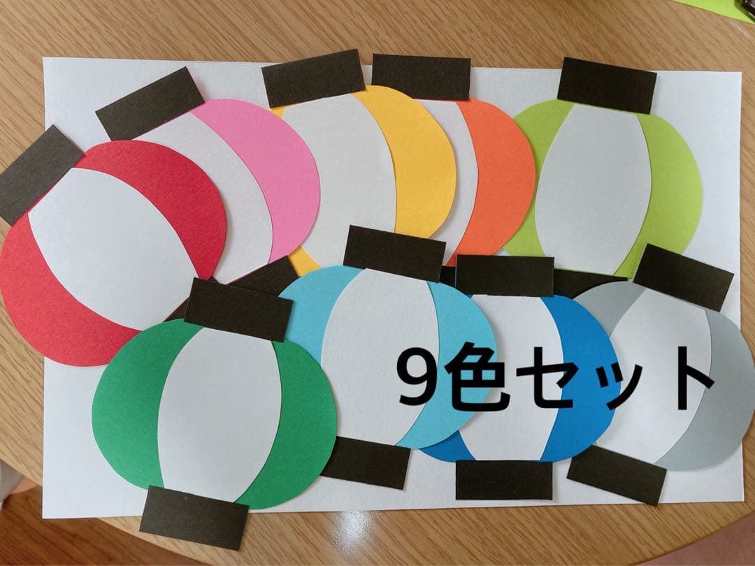お家でお祭り壁面 夏祭り♡屋台の壁面飾り〜花火🎆あり〜 こちらは花火ありバージョンです🎆 にぎやかで華やかな壁面になっています!サイズ画像1枚目のように飾って、縦:約75cm、横:約90cm壁面飾り折り紙画用紙保育素材保育製作なつまつり夏祭り