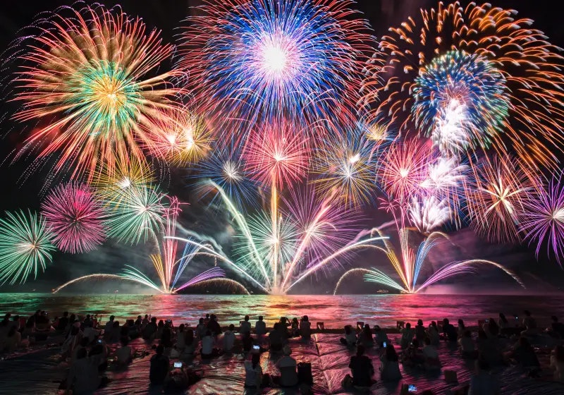 日本の花火大会完全ガイド2025！三大花火大会からおすすめまで - リゾートグランピングドットコム