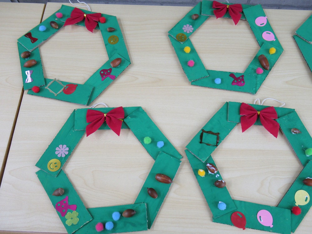 No.360 段ボールのクリスマスリースⅡ保育のひきだし ～こどもの可能性を引き出すアイデア集～