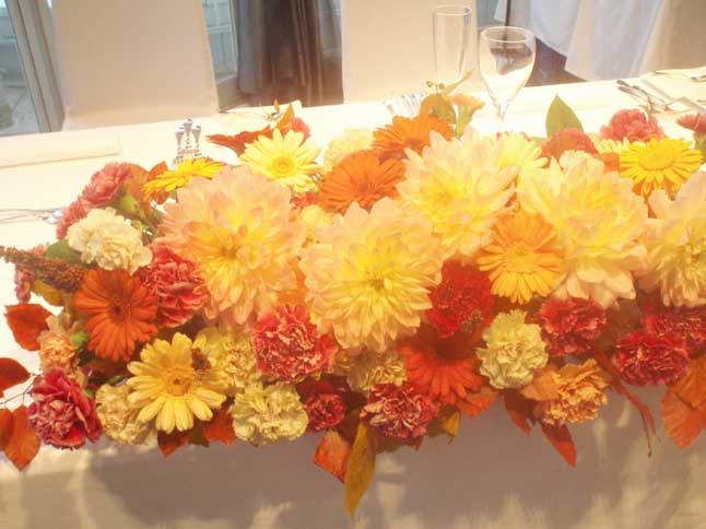 2025年初wedding⭐︎ 元気で華やかな黄色・オレンジ系会場装花は今年も人気かも🎵結婚式結婚式コーデウェディング装花ウェディングフラワー高砂装花高砂装飾高砂ナチュラルウェディングナチュラルフラワー 披露宴披露宴会場コーディネート披露宴