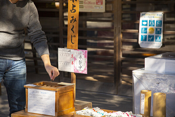 聖神社 願い石根付 初穂料:700円 正式名称が解らないです！ごめんなさい🙇 願い石っていう秩父周辺の神社やお寺でいただける パワーストーンのお守りがあります。聖神社はタイガーアイですが、 他のところはそれぞれ違うパワーストーンで、 集めてブレスレットにしたり