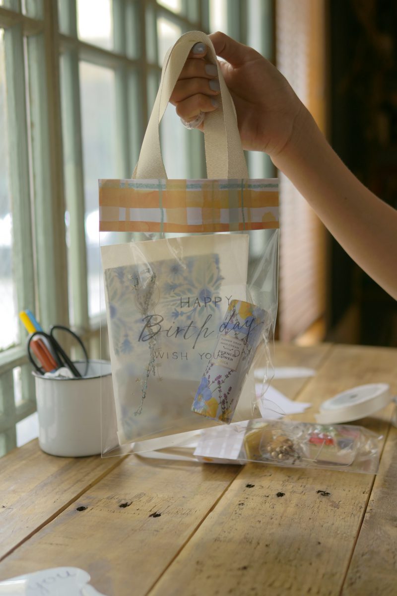 透明袋にデザインペーパーを入れるだけの、かんたんラッピングアイデアです♪ お土産や、ちょっとしたお菓子のおすそ分けにも◎✨背景が華やかになって、クオリティがアップしますよ☺️ . 詳しくは、@epsongallery プロフィールにある、ギャラリーURLから！ This