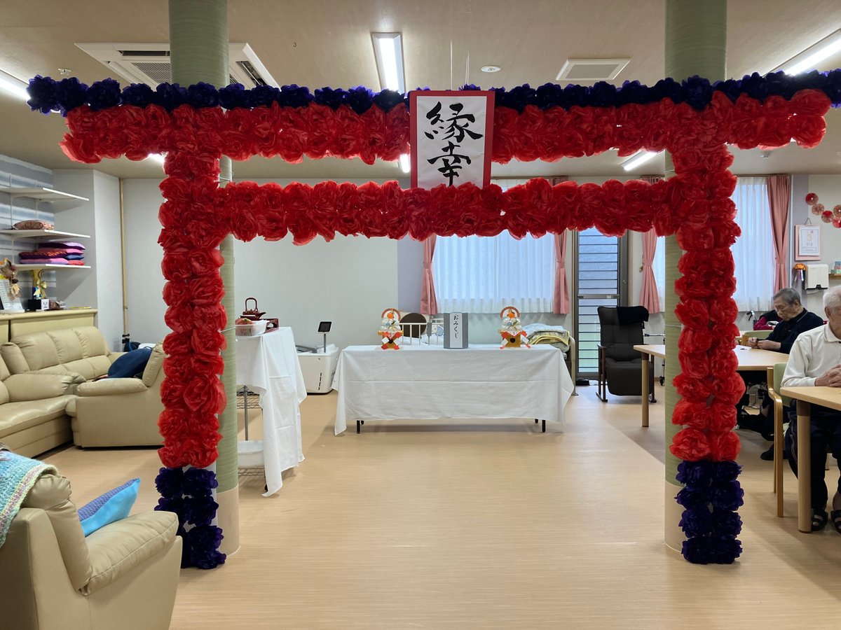 ご挨拶が遅くなってしまいましたが、 あけましておめでとうございます！ 今年も楽しいおもちゃや遊びを たくさん紹介していくので、どうぞよろしくお願いします☺️ --- . お手製おみくじを作ろう 「おみくじくん」 みなさんもうおみくじは引きましたか？？ コロナで