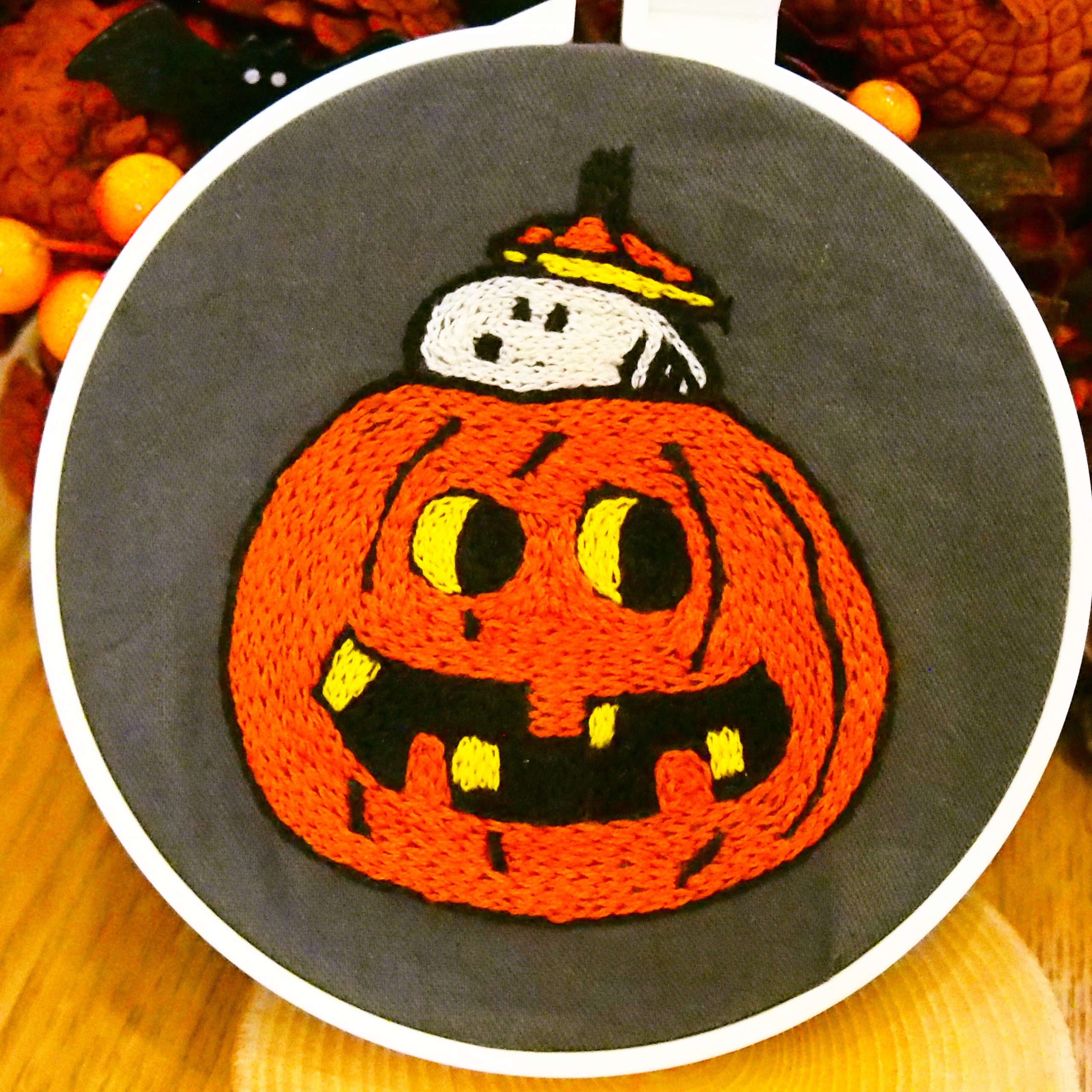 簡単なステッチでシンプルなハロウィン図案刺繍作家atelier hugly