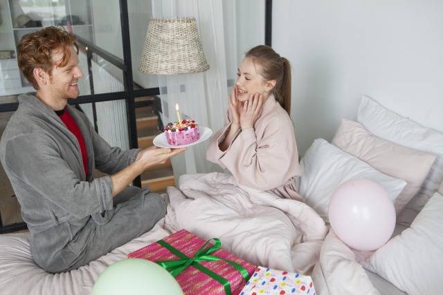 バースデームービーのアイデア6選！誕生日を盛り上げる音楽やコツを徹底解説むびるプラス動画制作 動画編集 映像制作の総合Webメディア