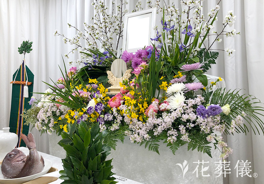 葬儀の祭壇の種類や値段は？種類別の花の並べ方やお供え物もご紹介葬儀屋さん