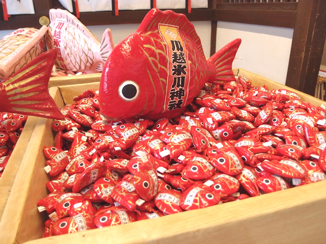 川越氷川神社 ‪ 8月11日より‬以下の授与品に紫色を加えます。 ◎江戸風鈴◎風鈴守り◎あい鯛みくじ紫と武蔵野川越氷川神社は、東京西部から埼玉南西部にかけて広がる「武蔵野台地」の東北端に位置しています。昔、武蔵野の地は紫草の名産地として知られました。夏に