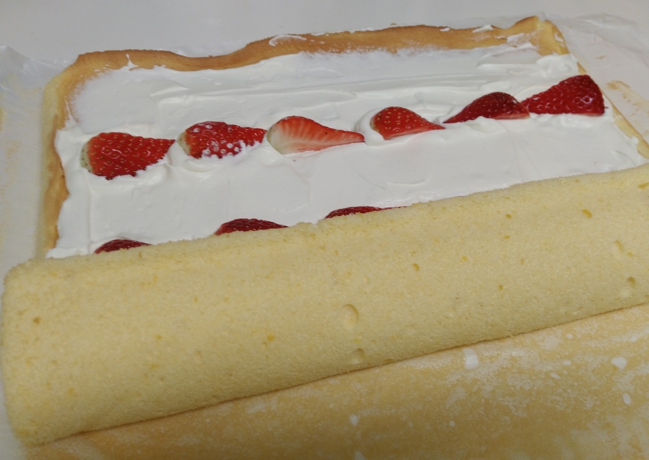 いちごのホワイトブッシュドノエル