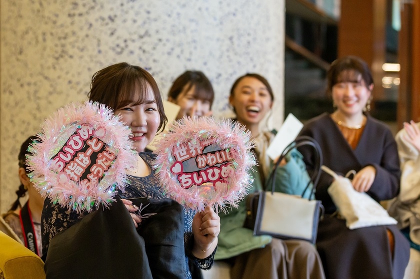 アイドルのコンサートで使われる「ファンサうちわ」を結婚式の席札にするアイデア💛💙💚💜 新郎新婦が入場するときに「指ハートして♡」などファンサが書かれたうちわを振ってもらえば 披露宴がさらに盛り上がります🫶 お写真は、 1～5枚目： @rmc_wd さん6～8枚目