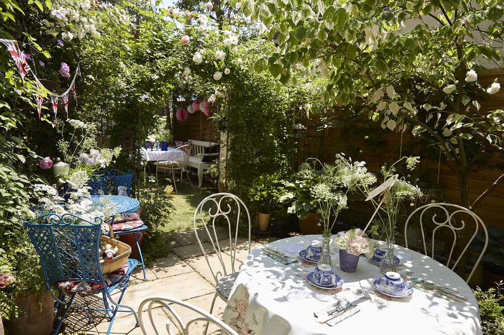 自宅の庭でガーデンパーティ、楽しさをアップさせるアイテムと便利なエクステリア設備ウチソトスタイル