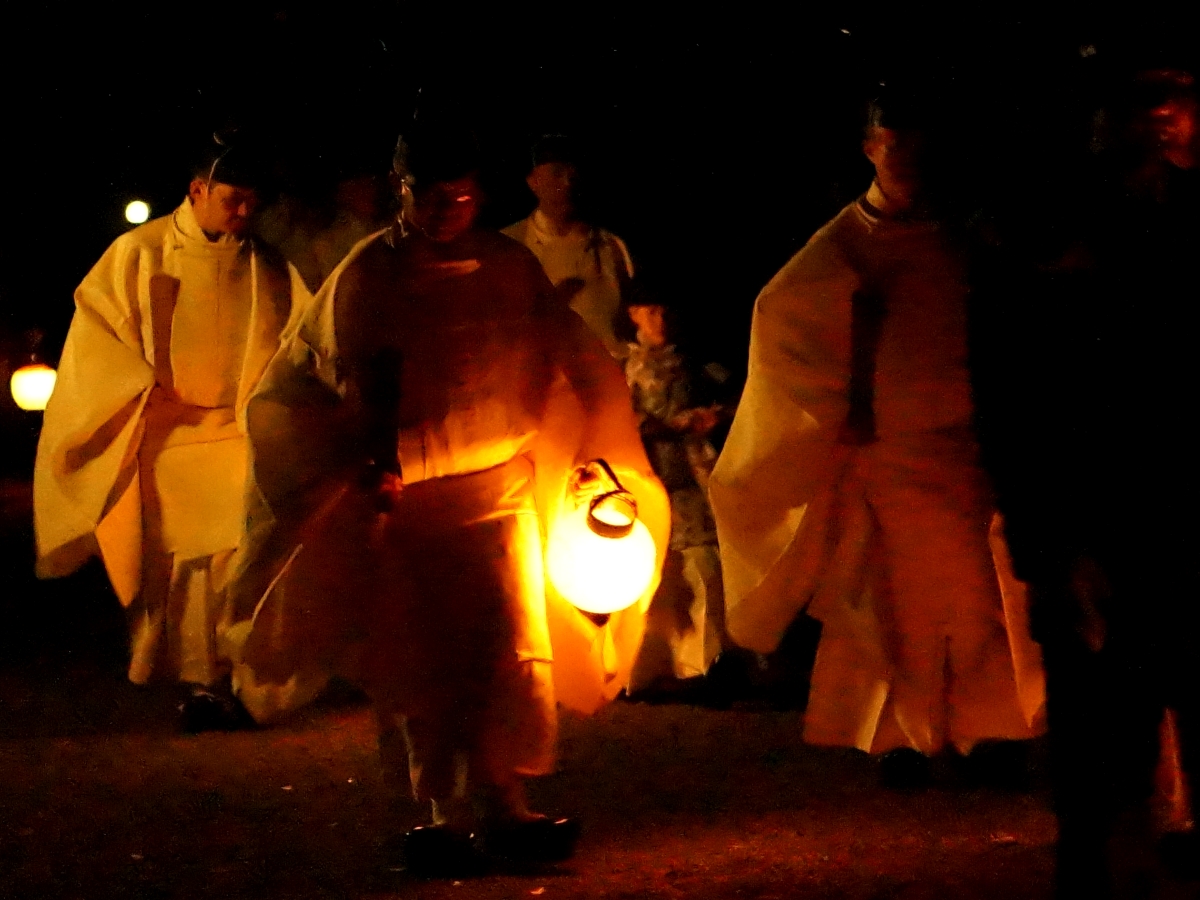 ５月２日 金 、第63回神宮式年遷宮のお祭りである山口祭 やまぐちさい が行われます。このお祭りは遷宮で用いられる御用材の伐採作業をはじめるにあたり、まず山口に坐す神を祭り伐採の安全を請い願う、遷宮諸祭の最初のお祭りであり、同じ日に内宮、外宮の順で奉仕され