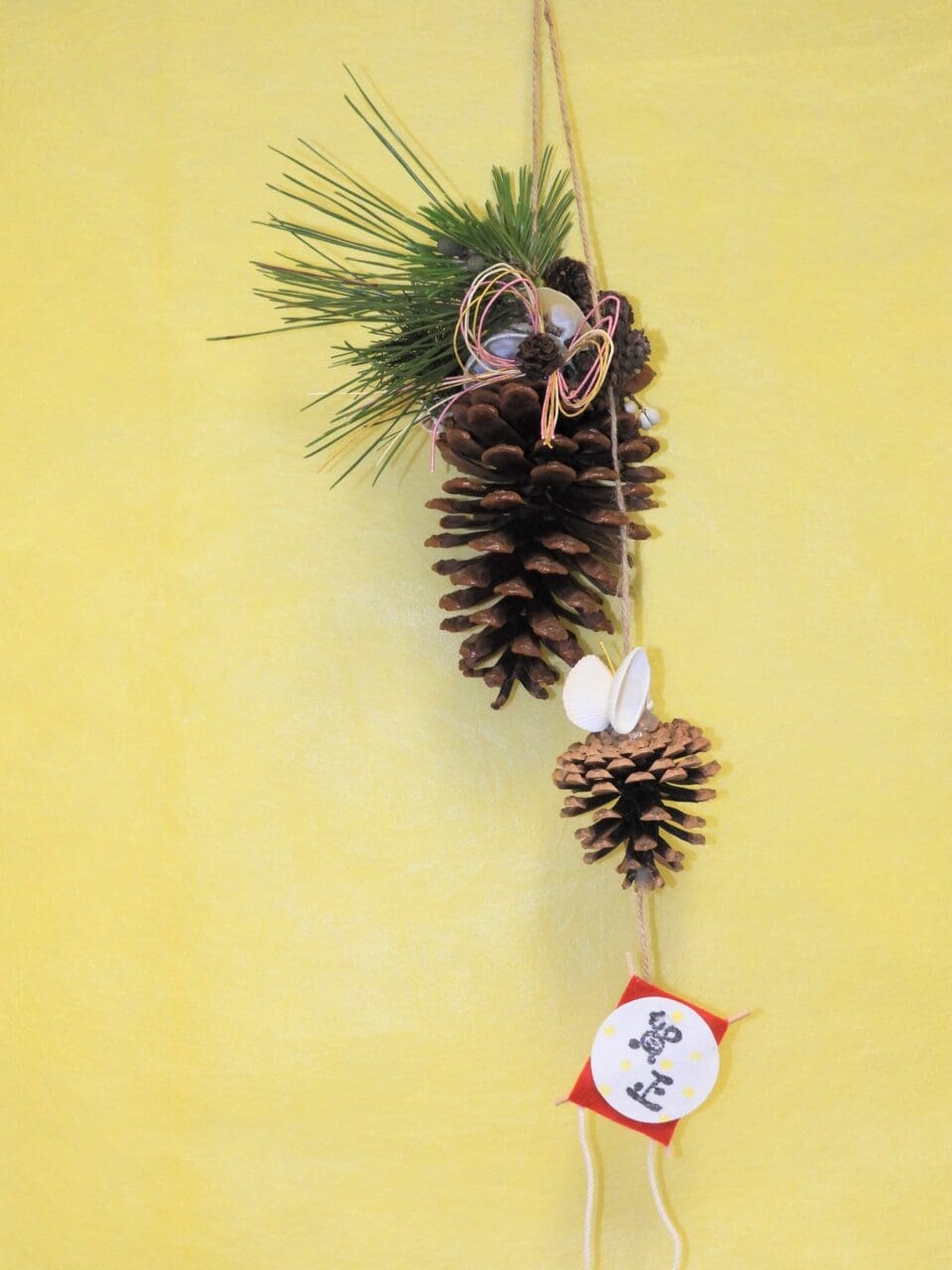 お正月のお飾り〜大きな松ぼっくりを使ったお正月飾り〜 しめ縄・しめ飾り 創作花屋花の音 通販 4948144Creema クリーマ