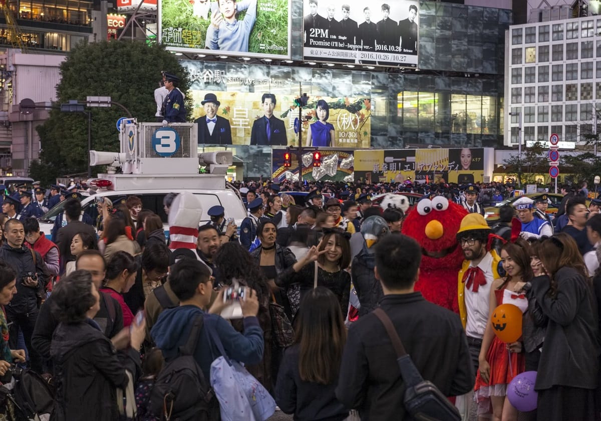 ハロウィン当日の「渋谷駅前交差点」の様子を取材して感じたこと警察と参加者の間の温度差ロケットニュース24