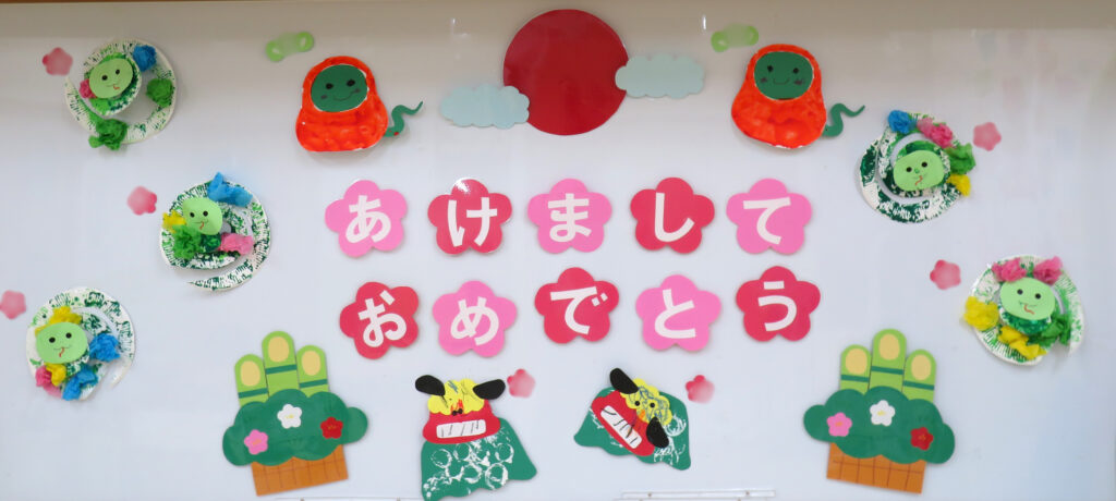 おみくじ製作！ お正月に子どもたちと おみくじをしてみてはいかがでしょうか☺️✨1月製作お正月製作お正月遊びお正月 飾り 保育士 保育園 幼稚園 保育製作 保育園製作 製作アイデア 保育士さんと繋がりたい 保育学生 保育実習 製作あそびアイスの棒