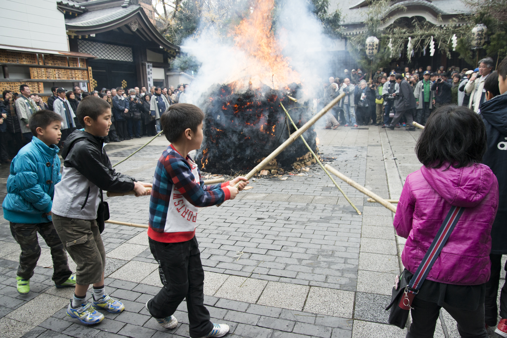 どんど焼き」とはどんな行事？意味と由来、全国の有名などんど焼きを紹介