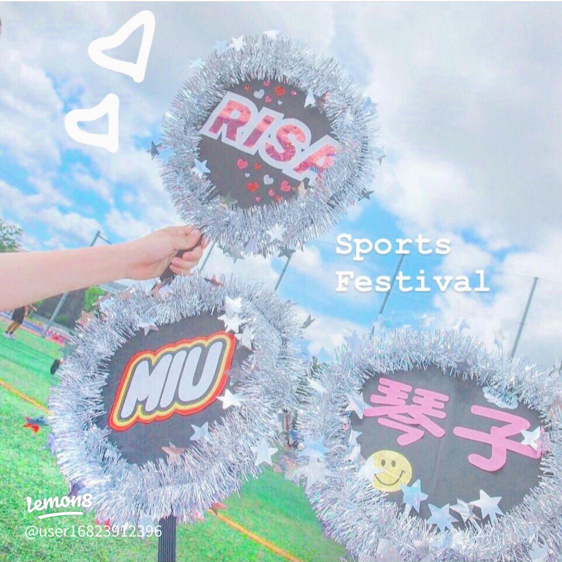 手作りうちわ体育祭やスポフェスなど学校行事に欠かせない必須アイテムと言ったら手作りうちわ✨💖 コンサートなどでもよく見かけますよね😚今回は可愛い手作りうちわをいくつか紹介したいと思います💞✨ そして気になるのが作り方🙄💭 好きな文字や絵をプリント