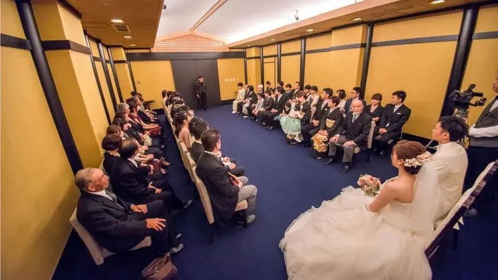 意外と難しい「結婚式の親族紹介」を文例つきで解説！ポイントは新郎新婦から見た関係で紹介することみんなのウェディングニュース