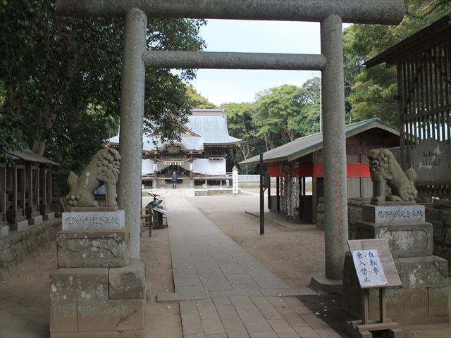 こんにちは！ 酒列磯前神社 さかつらいそさきじんじゃ で御座います⛩ ・ 本日は金運守のご案内です。 ・ 当社は近年、金運のご利益でもご注目いただいております。・ 金運守は2種類ございます。 招き猫と金色の貝、どちらも縁起の良いモチーフとなっております。 貝は