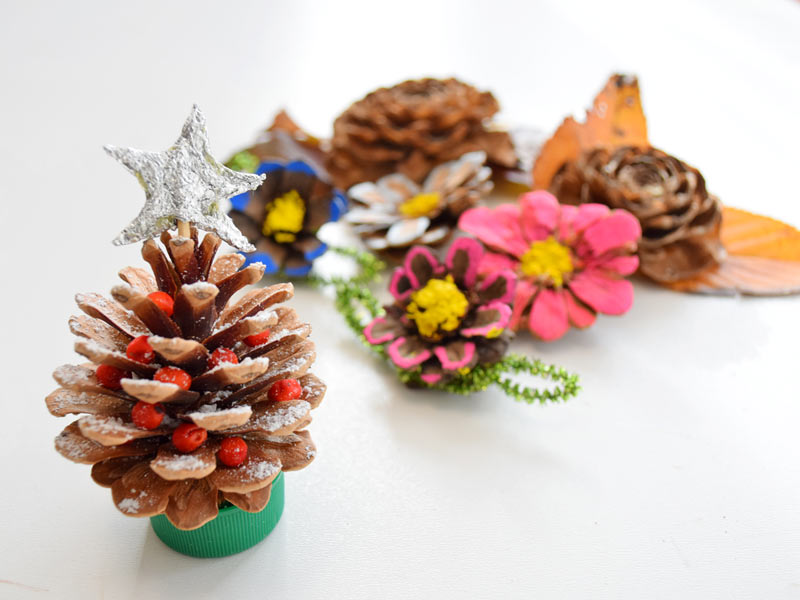 ちょこっとDIY。松ぼっくりで可愛いクリスマスツリーを手作りしてみない？キナリノ