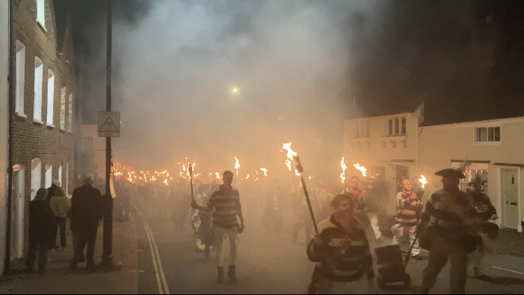 爆破陰謀事件の犯人を祝う日？ガイフォークスデーってなに？イギリス留学 Averie