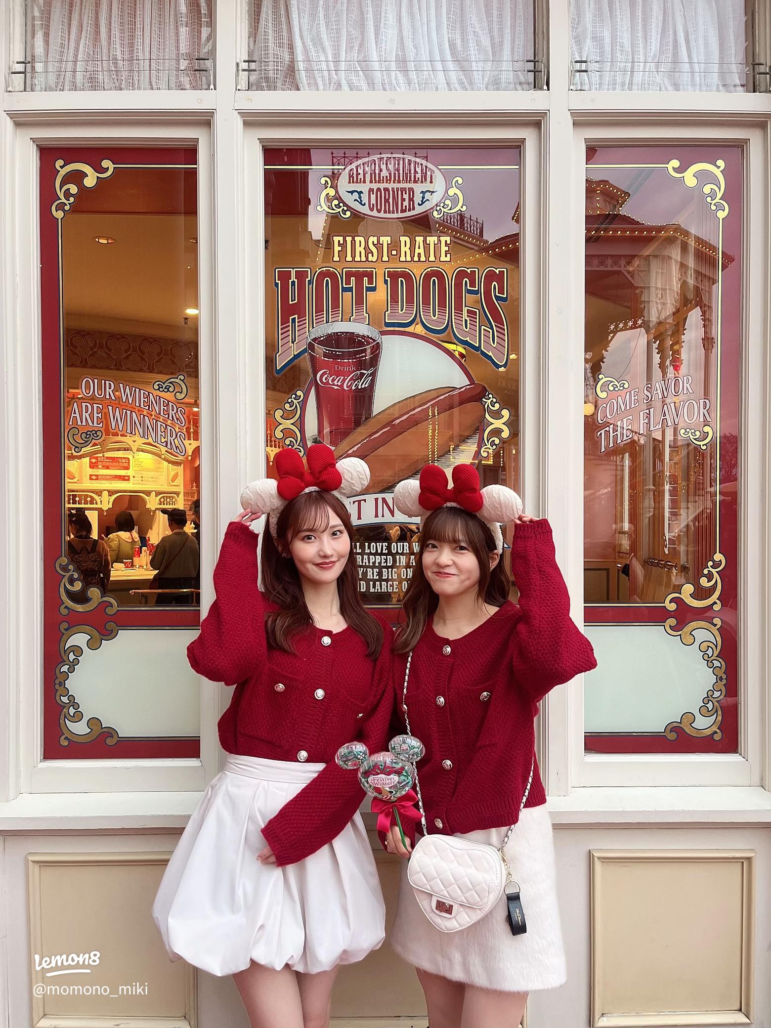 ❤️💚🎅🏼💚❤️ . 🎄 Christmas Disney 🎄 . 古着屋で買ったお気に入りのトレーナー❤️バックプリントには後ろ姿のミッキーがいます😍 . 💚❤️🎄❤️💚ディズニークリスマスネイルクリスマスディズニーコーデクリスマスディズニー2024christmasdisneynails