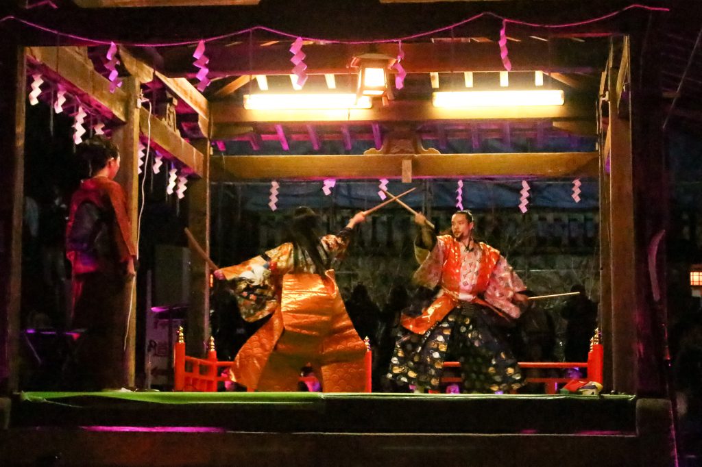 胡神社例大祭「えべっさん」⛩ 備後一宮吉備津神社の中にある櫻山神社で 備後絣音頭をつなぐ会の方たちと一緒に 伝統の備後絣音頭を踊ってきました🏮備後絣は、福山市の伝統的な織物で 備後絣音頭をつなぐ会の皆さんが羽織っとる衣装も備後絣なんだって👘 振付けも織物し
