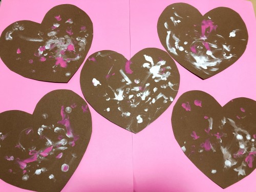 2月14日はバレンタイン💖 みんなでバレンタイン製作をしました🧸 手や筆を、トイレットペーパーの芯を上手に使って絵の具を塗り塗り🎨カラフルな愛情たっぷりなハートに仕上がりました🎶 給食ではバレンタインデーらしくハートのハヤシライスを❤️ キャロットライスの