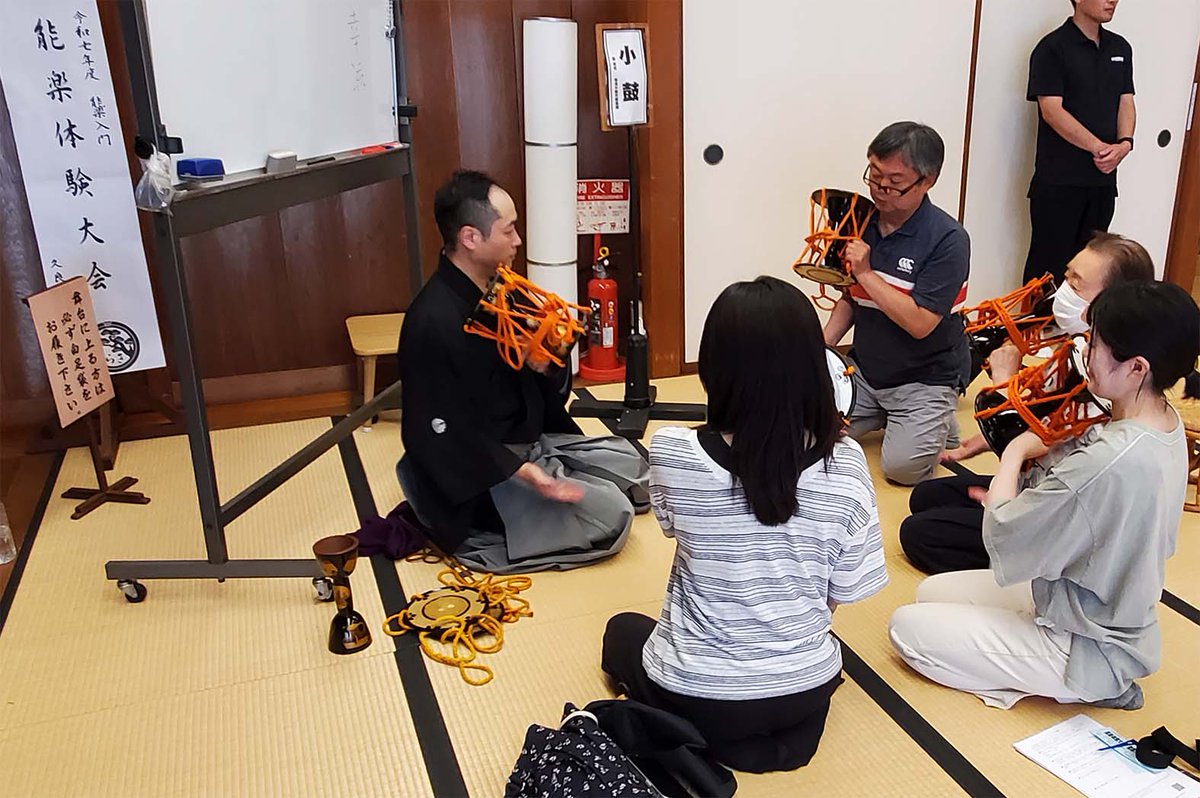 謹賀新年 今年は、戸越八幡神社から出発です！ 1月13日 土 は、久良岐能舞台での新春イベント‼️ 16:00開演 『新春 竹灯篭まつり』入場料¥2,000 神楽、芸者がコラボするお正月企画です。 今回、かでんが地歌舞に富久丸と挑戦！ 結月が神様⁈ 楓が舞台上でサボル⁈ さて